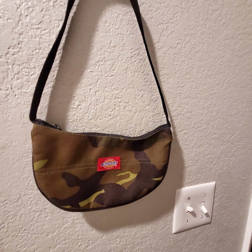 90's Dickies canvas camo small shoulder bag with zipper closure.